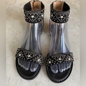 🥰Frye black suede low heel ,studded sandal, ankles strap,size 8-8.5, runs big .